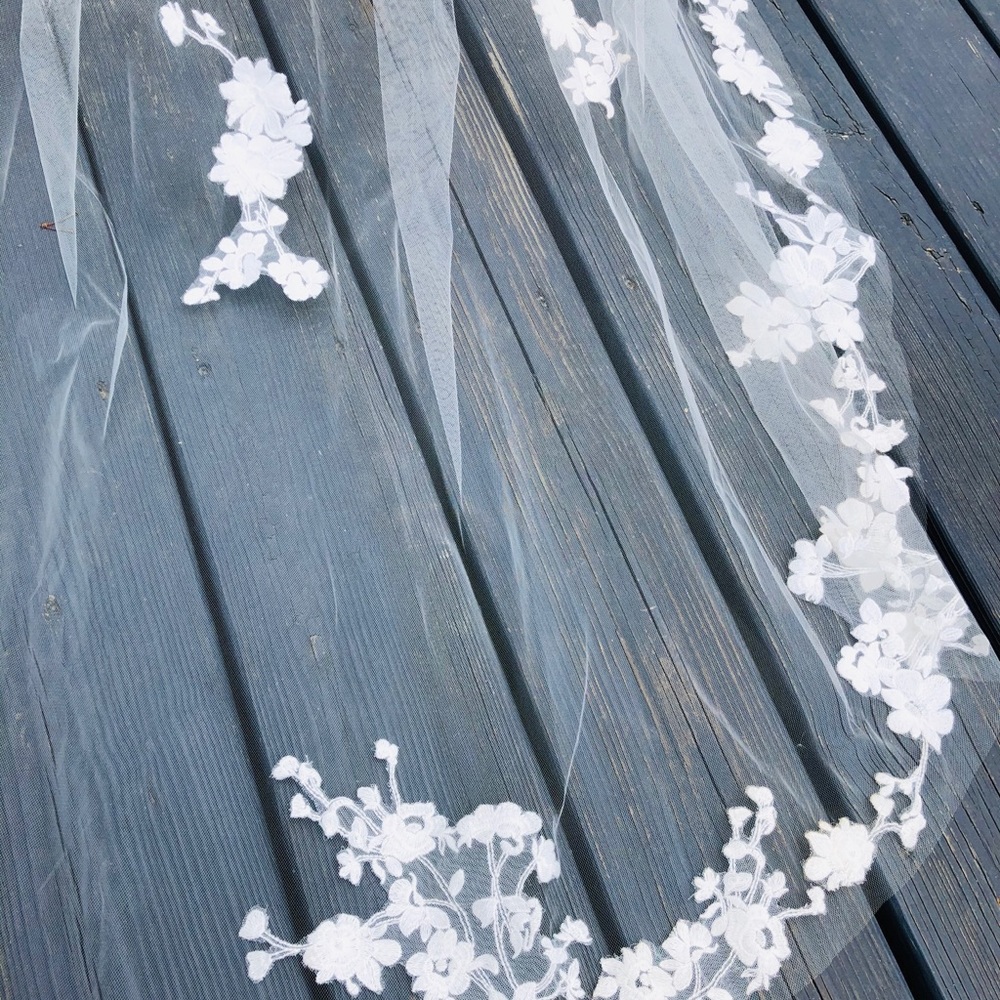 Long Veil with gorgeous lace pattern on the lining - Picture 3 of 4